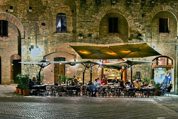 Vista de rua de San Gimignano na Toscana, Itália à noite — Fotografia de Stock