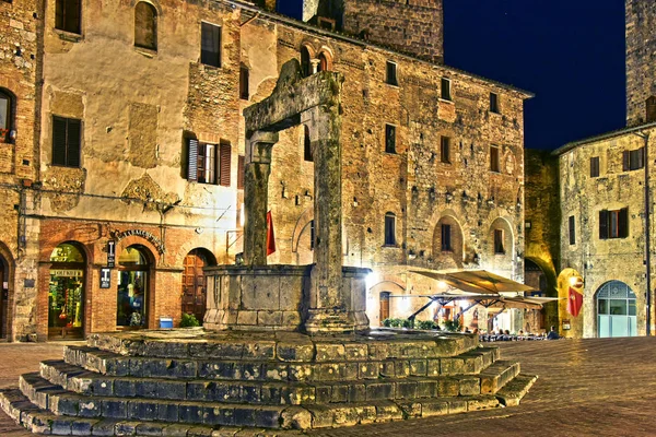 Vista de rua de San Gimignano na Toscana, Itália à noite — Fotografia de Stock