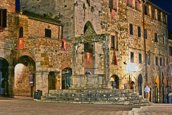 Vista de rua de San Gimignano na Toscana, Itália à noite — Fotografia de Stock