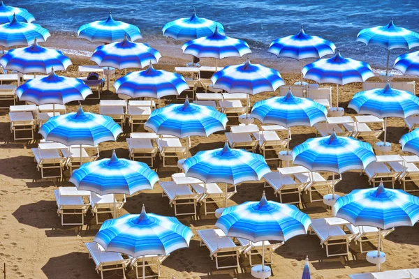 炎热夏季的地中海海滩 — 图库照片