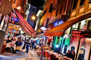 Istanbul, Türkiye - 24 Nisan 2017: Restoranlar büyük turistik cazibe ve gece hayatı Sultan Ahmed Camii Istanbul'daki mahalle alanında önemli parçası vardır