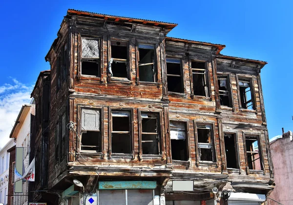 Förstörda och övergivna gamla trähus i Istanbul, Turkiet — Stockfoto