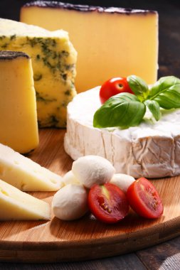 Mutfak masasında farklı peynirler var.