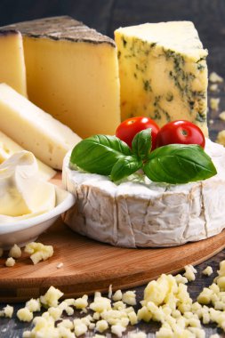 Mutfak masasında farklı peynirler var.