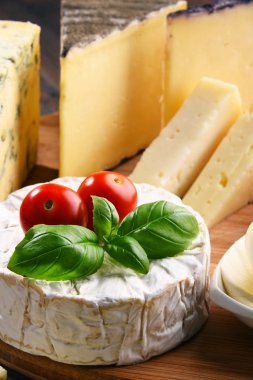 Mutfak masasında farklı peynirler var.