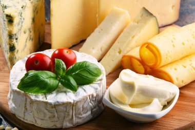 Mutfak masasında farklı peynirler var.