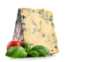 mavi peynir beyaz zemin üzerine izole parçası