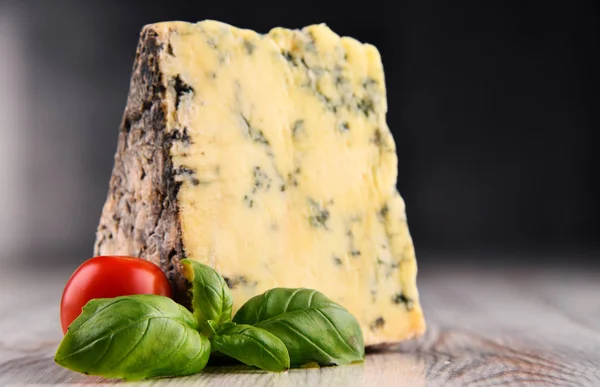 Morceau de fromage bleu isolé sur la table — Photo