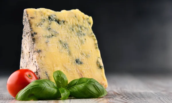Pedaço de queijo azul isolado na mesa — Fotografia de Stock
