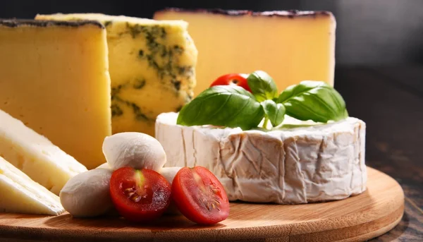 Diversi tipi di formaggio sul tavolo della cucina — Foto Stock