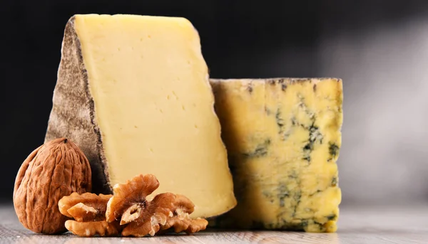 Složení s dvěma kousky sýra na stole — Stock fotografie