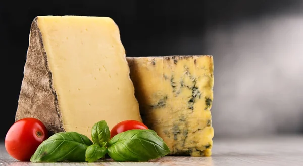 Composição com dois pedaços de queijo na mesa — Fotografia de Stock