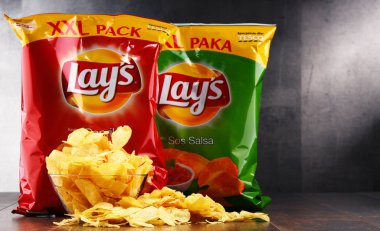 Paketleri bırakır patates cipsi