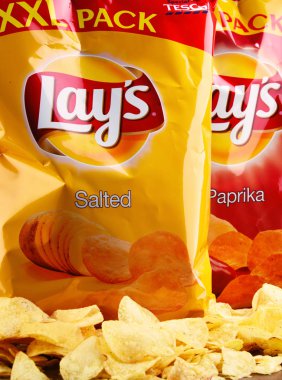 Paketleri bırakır patates cipsi