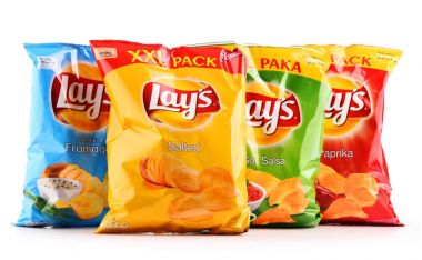 Paketleri bırakır patates cipsi beyaz izole