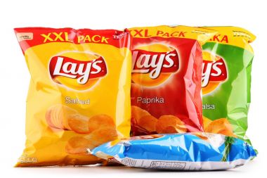 Paketleri bırakır patates cipsi beyaz izole