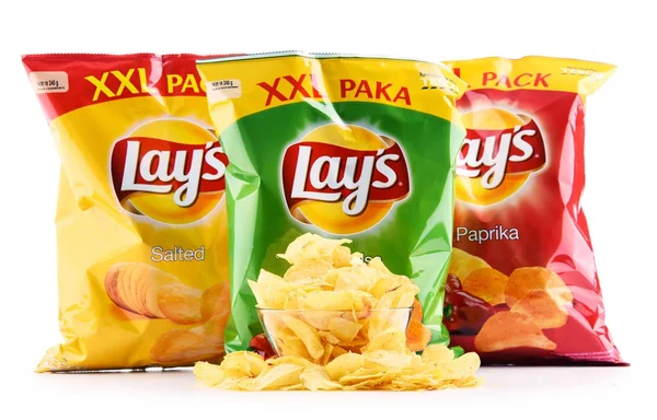 Pacotes de batatas fritas Lays isoladas em branco — Fotografia de Stock