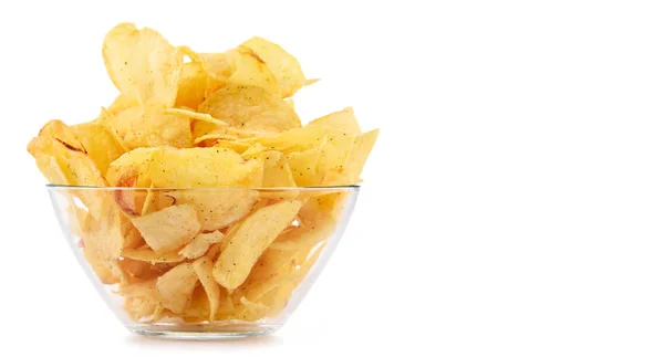 Schüssel Kartoffelchips isoliert auf weißem Hintergrund — Stockfoto