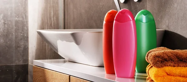Műanyag palackok a test- és kozmetikai termékek a fürdőszobában — Stock Fotó