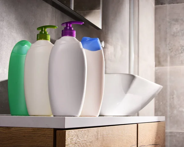 Garrafas de plástico de cuidados com o corpo e produtos de beleza no banheiro — Fotografia de Stock