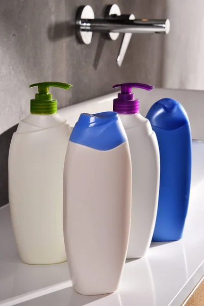 Botellas de plástico para el cuidado corporal y productos de belleza en el baño — Foto de Stock