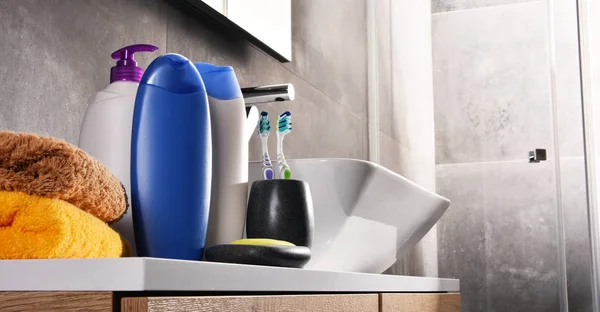 Műanyag palackok a test- és kozmetikai termékek a fürdőszobában — Stock Fotó