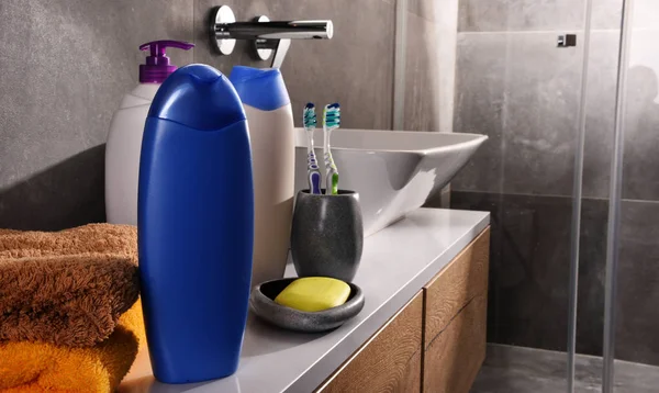 Botellas de plástico para el cuidado corporal y productos de belleza en el baño — Foto de Stock