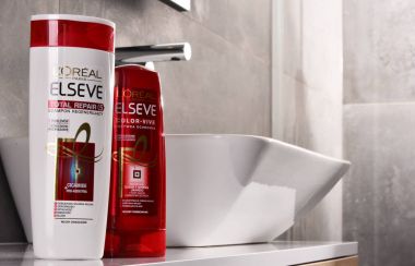 L'Oreal ürünlerin üç konteynerler ile kompozisyon