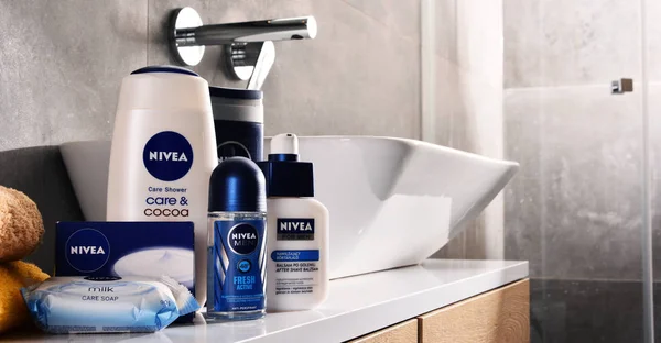 Разнообразие продуктов Nivea, включая крем и мыло — стоковое фото