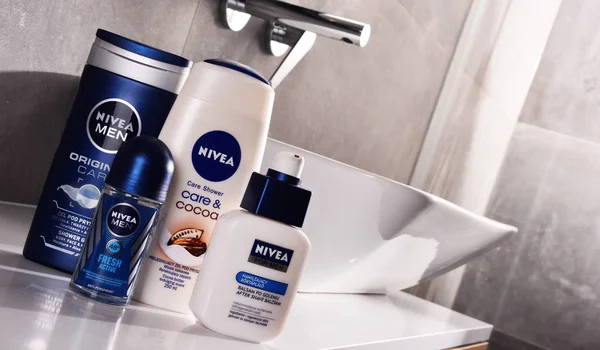 Varietà di prodotti Nivea tra cui crema e sapone — Foto Stock