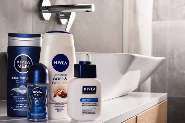 Vielzahl von Nivea-Produkten einschließlich Creme und Seife — Stockfoto