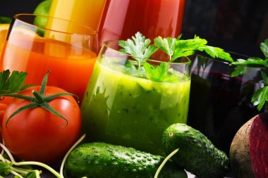 Taze organik sebze ve meyve suları ile gözlük