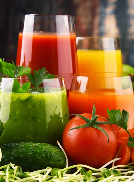 Glasses with fresh organic vegetable and fruit juices — Stock Photo, Image