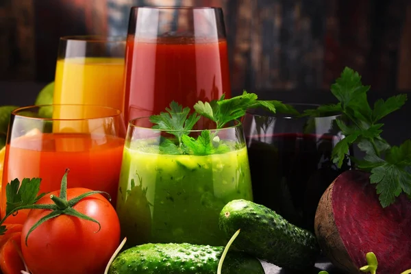 Glasses with fresh organic vegetable and fruit juices — Stock Photo, Image