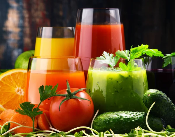 Glasses with fresh organic vegetable and fruit juices — Stock Photo, Image