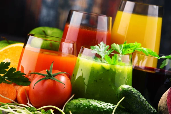 Glasses with fresh organic vegetable and fruit juices — Stock Photo, Image