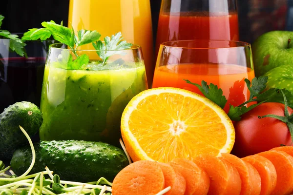 Vasos con jugos orgánicos frescos de frutas y verduras — Foto de Stock