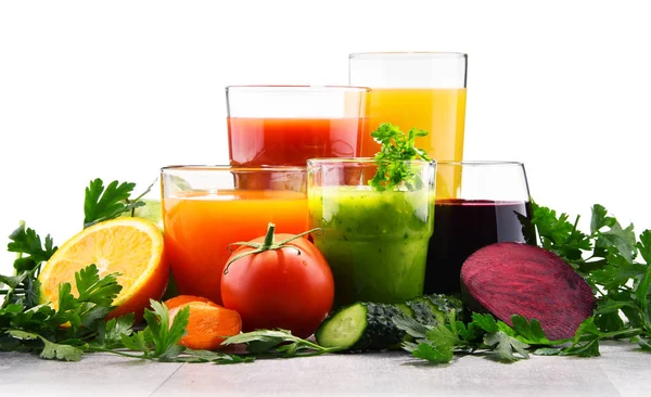 Очки со свежими органическими овощными и фруктовыми соками — стоковое фото
