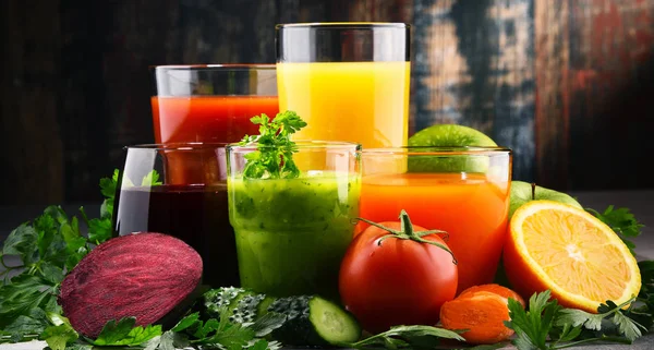 Glasögon med färska ekologiska grönsaker och frukt juice — Stockfoto