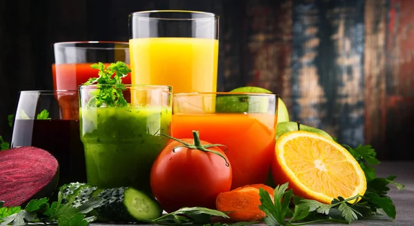Okulary z świeżych organicznych warzyw i soków owocowych — Zdjęcie stockowe
