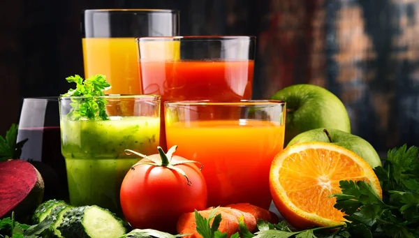 Verres aux jus de fruits et légumes frais biologiques — Photo