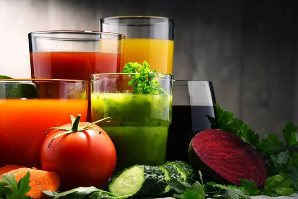 Óculos com vegetais orgânicos frescos e sumos de frutas — Fotografia de Stock