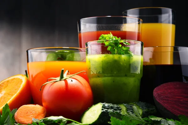 Brýle s čerstvou bio zeleninové a ovocné šťávy — Stock fotografie