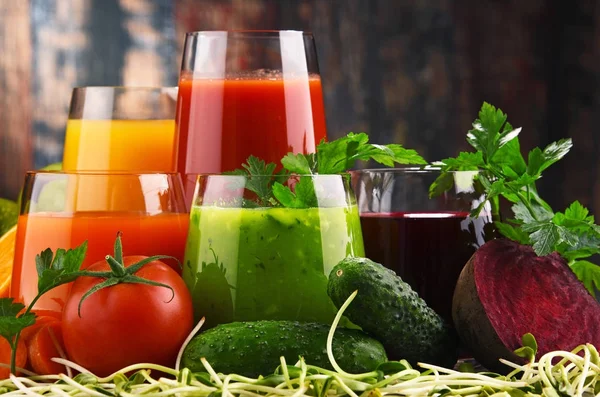 Bicchieri con verdure fresche biologiche e succhi di frutta — Foto Stock