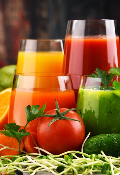 Glasses with fresh organic vegetable and fruit juices — Stock Photo, Image