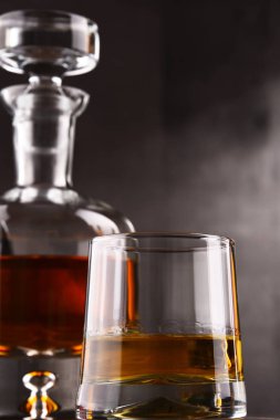 Cam ve sert likör sürahi ile kompozisyon