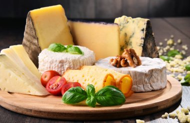 Mutfak masasında farklı peynirler var.