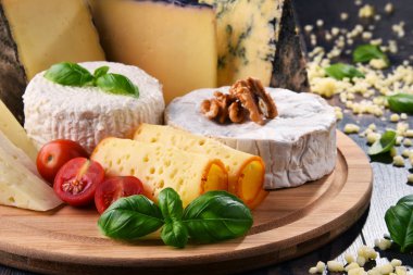 Mutfak masasında farklı peynirler var.