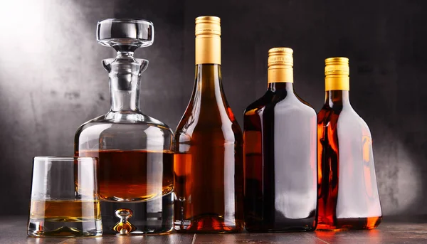 Karaffe und Flaschen mit verschiedenen alkoholischen Getränken. — Stockfoto