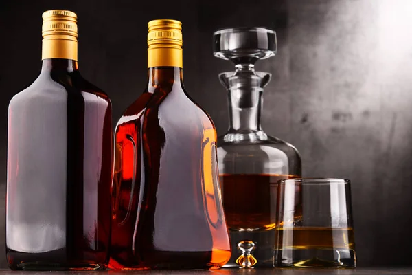 Karaffe und Flaschen mit verschiedenen alkoholischen Getränken. — Stockfoto